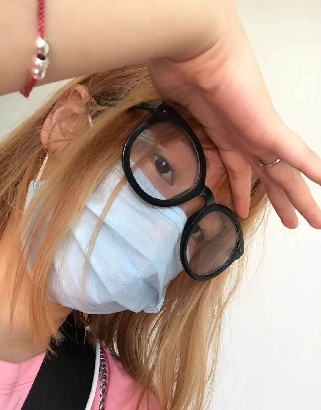戴上眼镜就是斯文败类,怪怪的 戴上眼镜就是斯文败类,怪怪的
