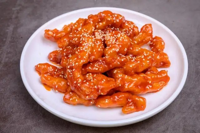 糖醋里脊的腌制复炸与酱汁配比